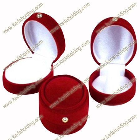 Oval shape velvet box for pendant or ring